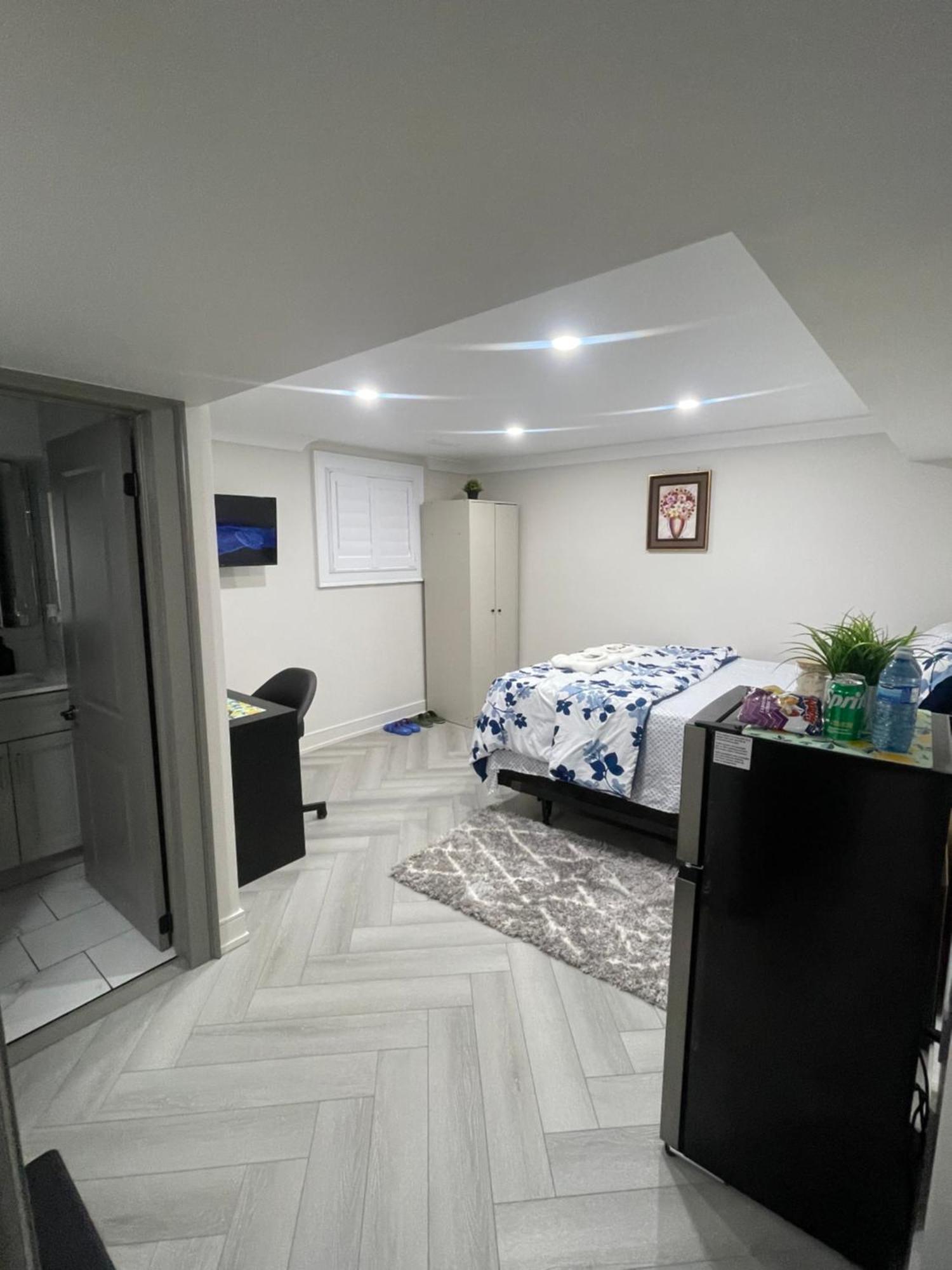 Cozy Basement With Free Parking In Homestay Toronto