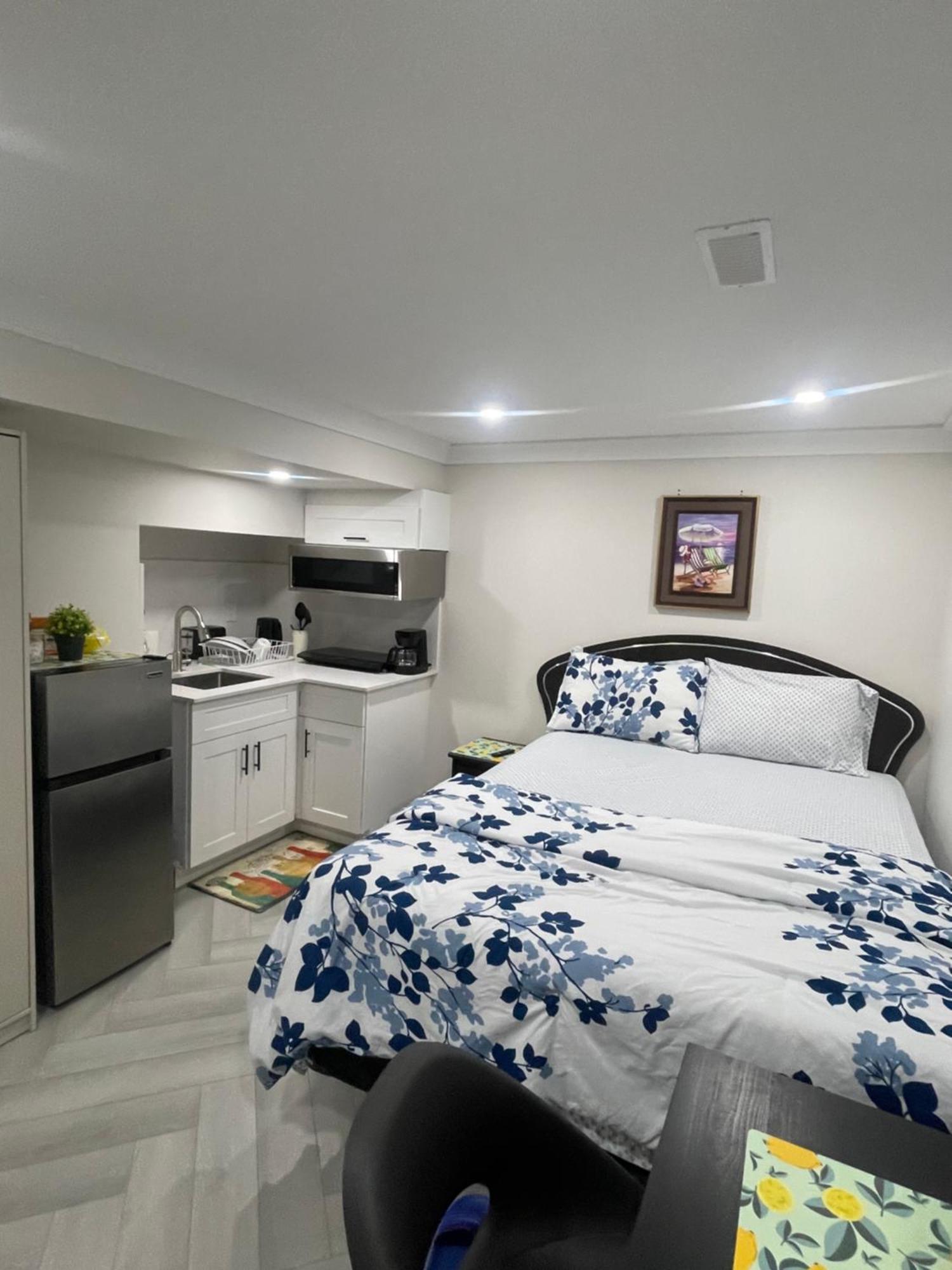 Cozy Basement With Free Parking In Toronto