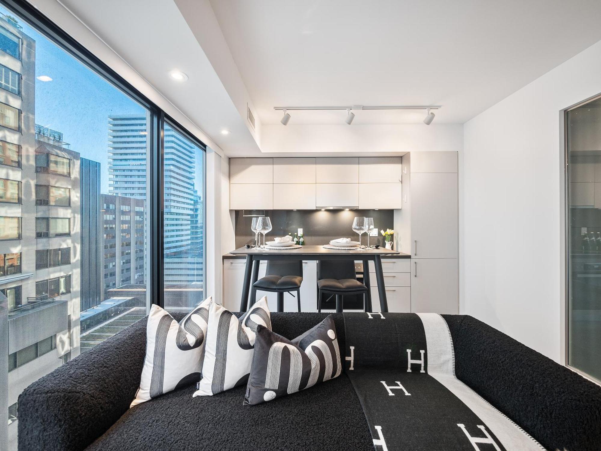 The Estate - Yorkville - Indoor Pool & Hot Tub Apartment