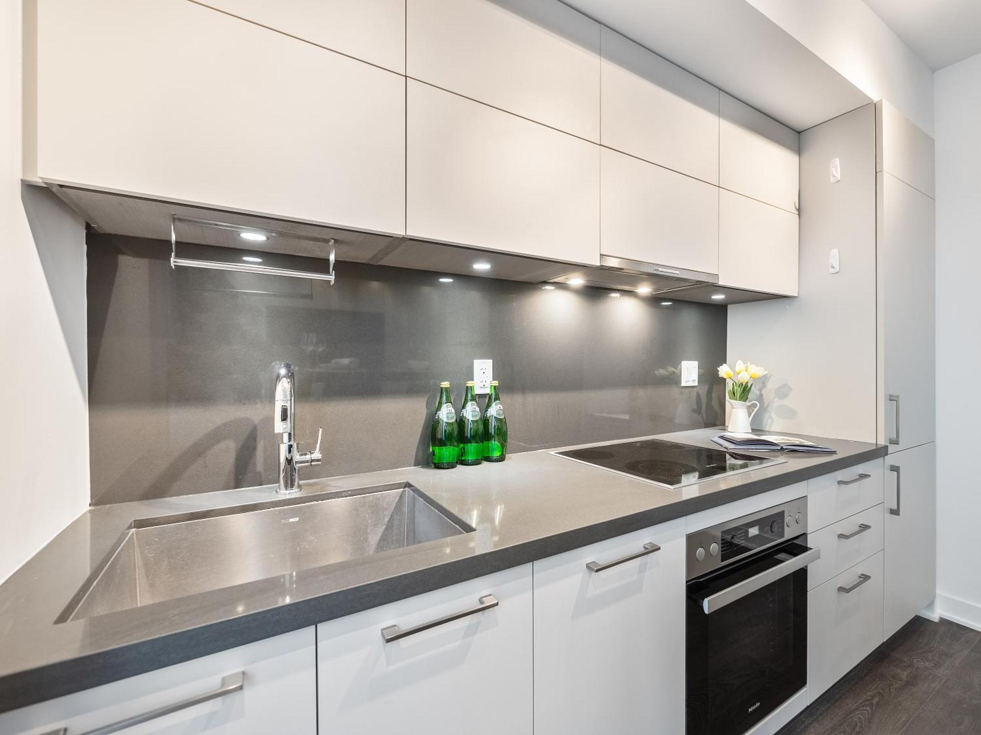 The Estate - Yorkville - Indoor Pool & Hot Tub Apartment *