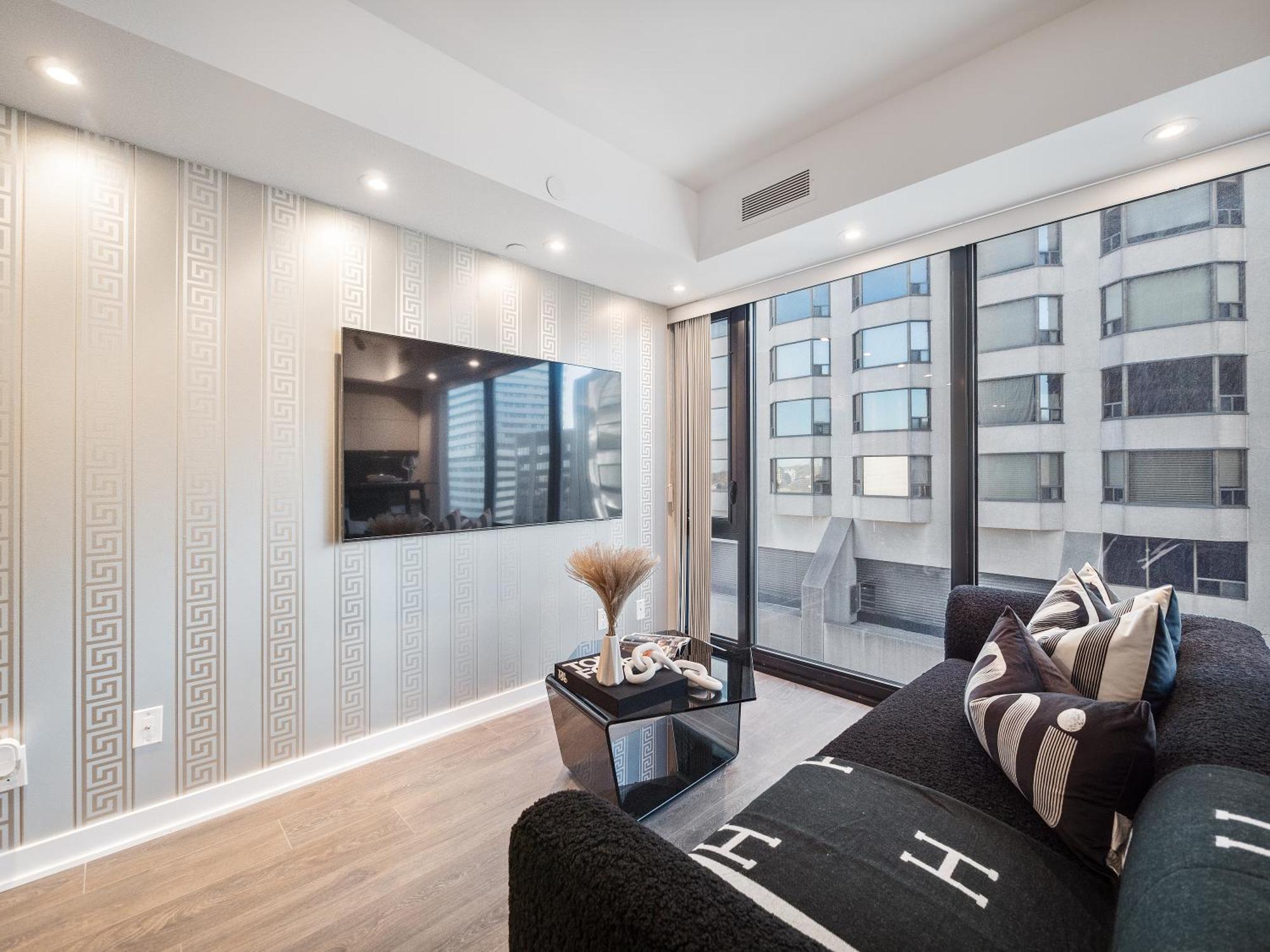 The Estate - Yorkville - Indoor Pool & Hot Tub Apartment *