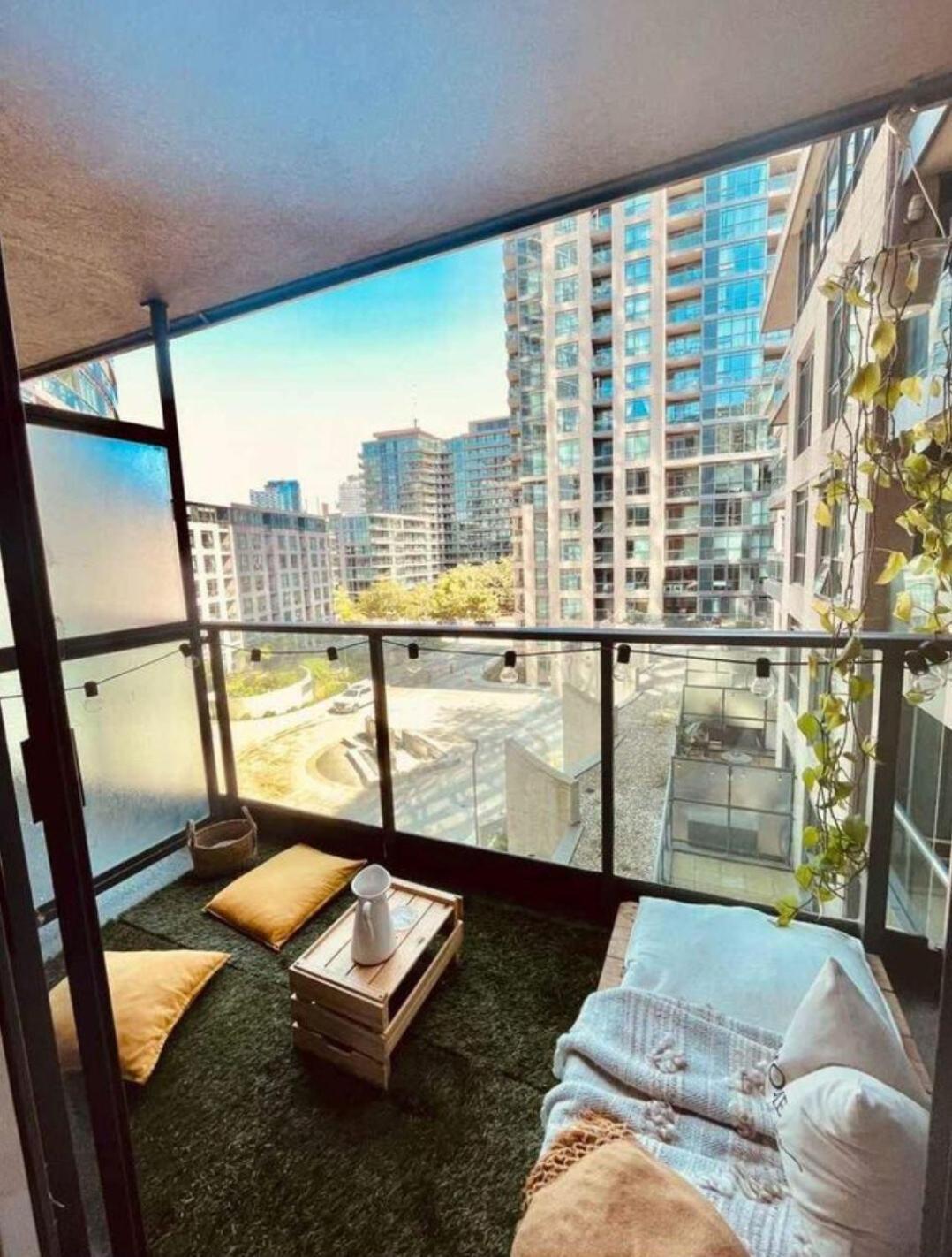 For 2 In Downtown Toronto