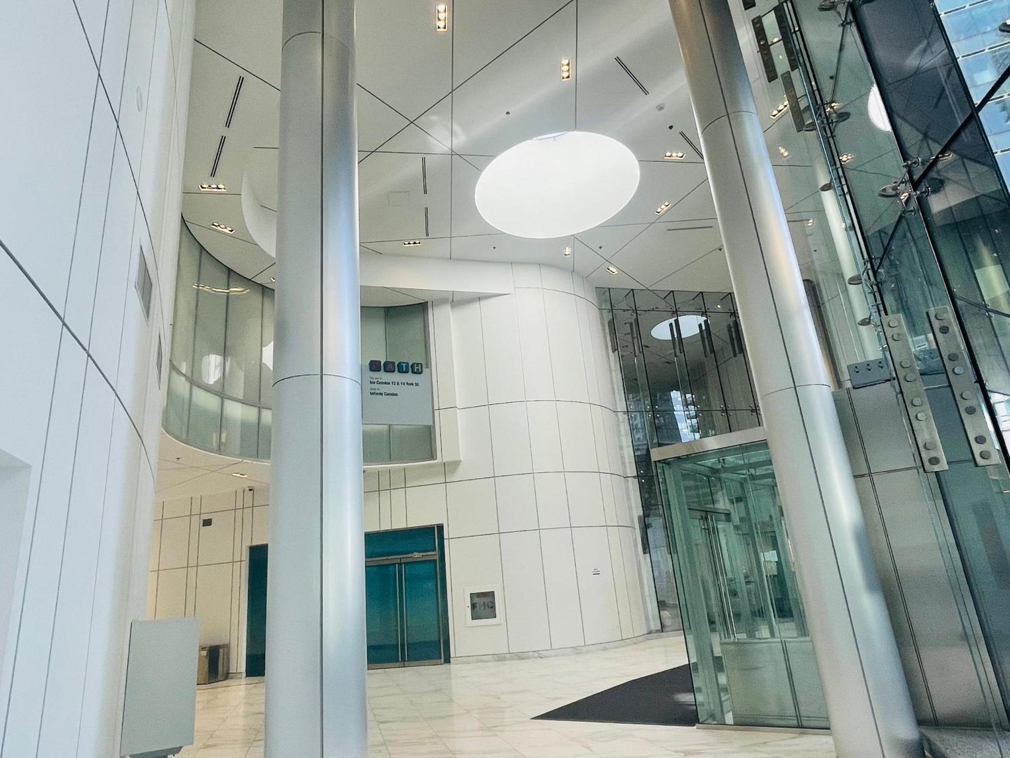 Apartment New Superior Lakeview Luxury 3-bedroom On High Floor Toronto