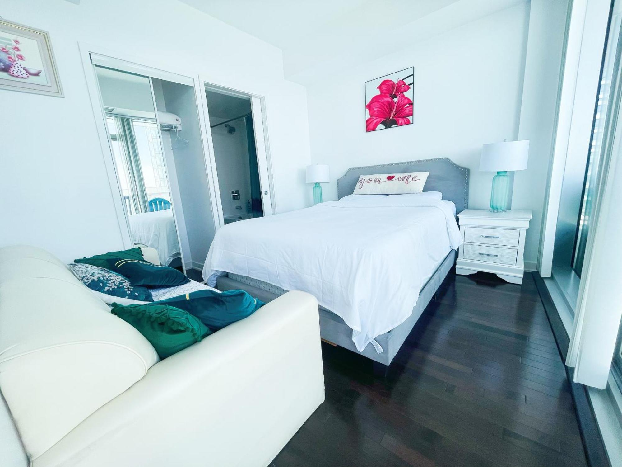 New Superior Lakeview Luxury 3-bedroom On High Floor Apartment