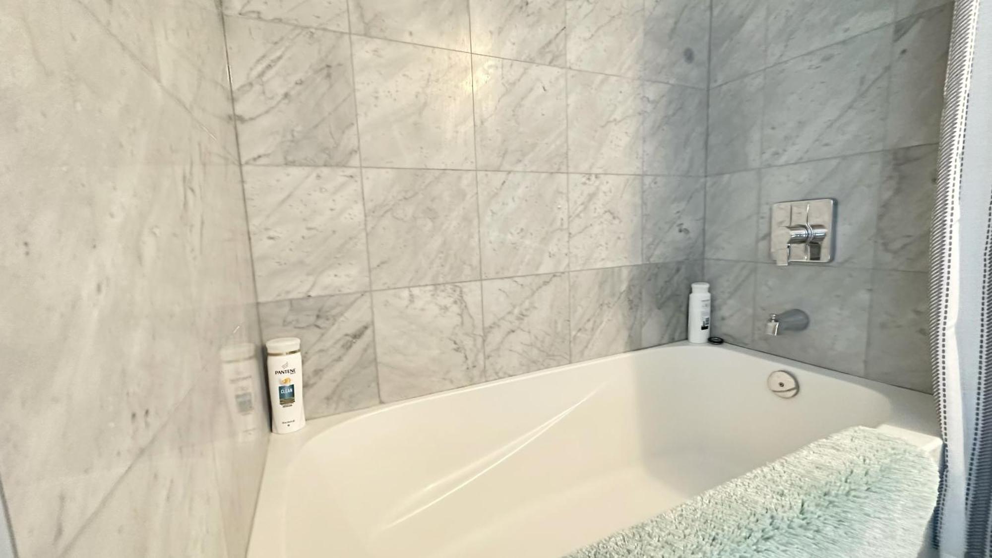 Apartment New Superior Lakeview Luxury 3-bedroom On High Floor Toronto