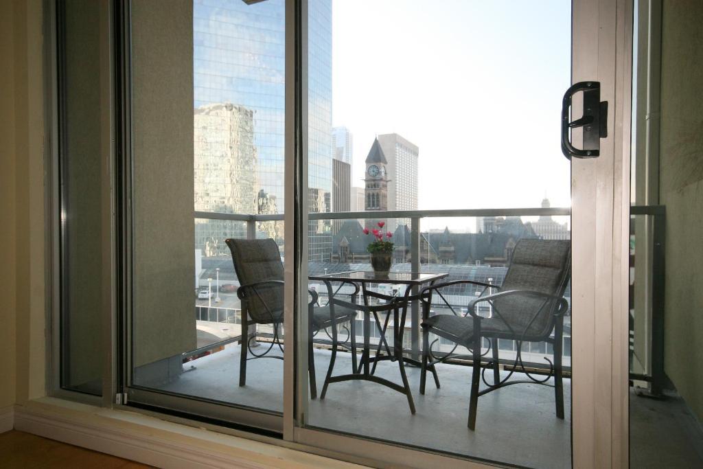Yonge Furnished 2*