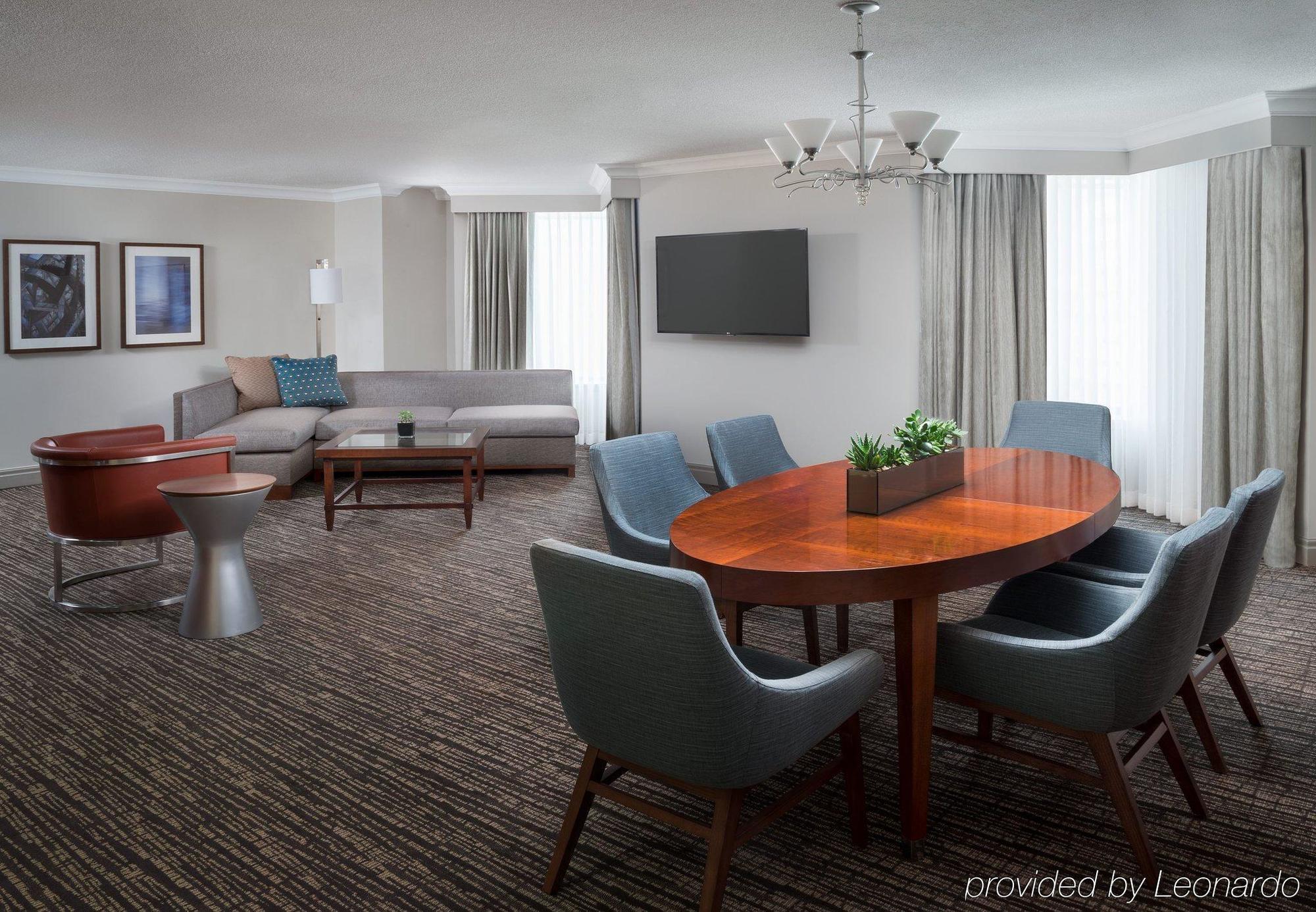Marriott Downtown At Cf Eaton Centre Hotel 4*
