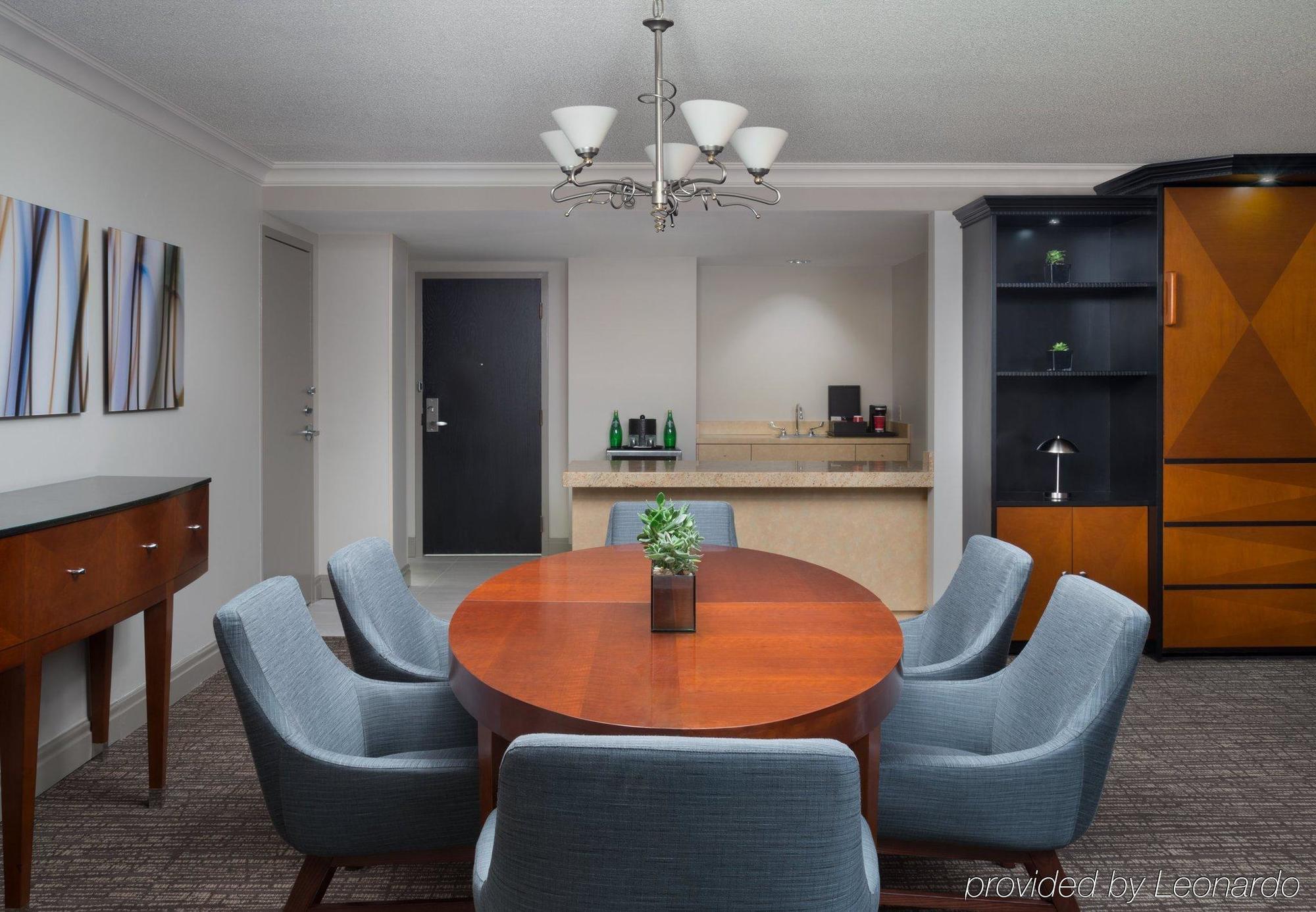 Marriott Downtown At Cf Eaton Centre 4*