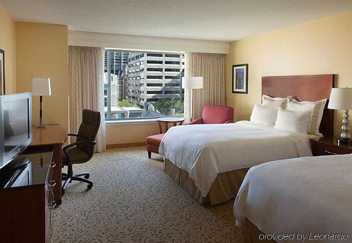 Hotel Marriott Downtown At Cf Eaton Centre 4*