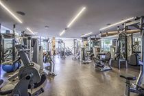 Maryam Suites Hullmark Centre Toronto