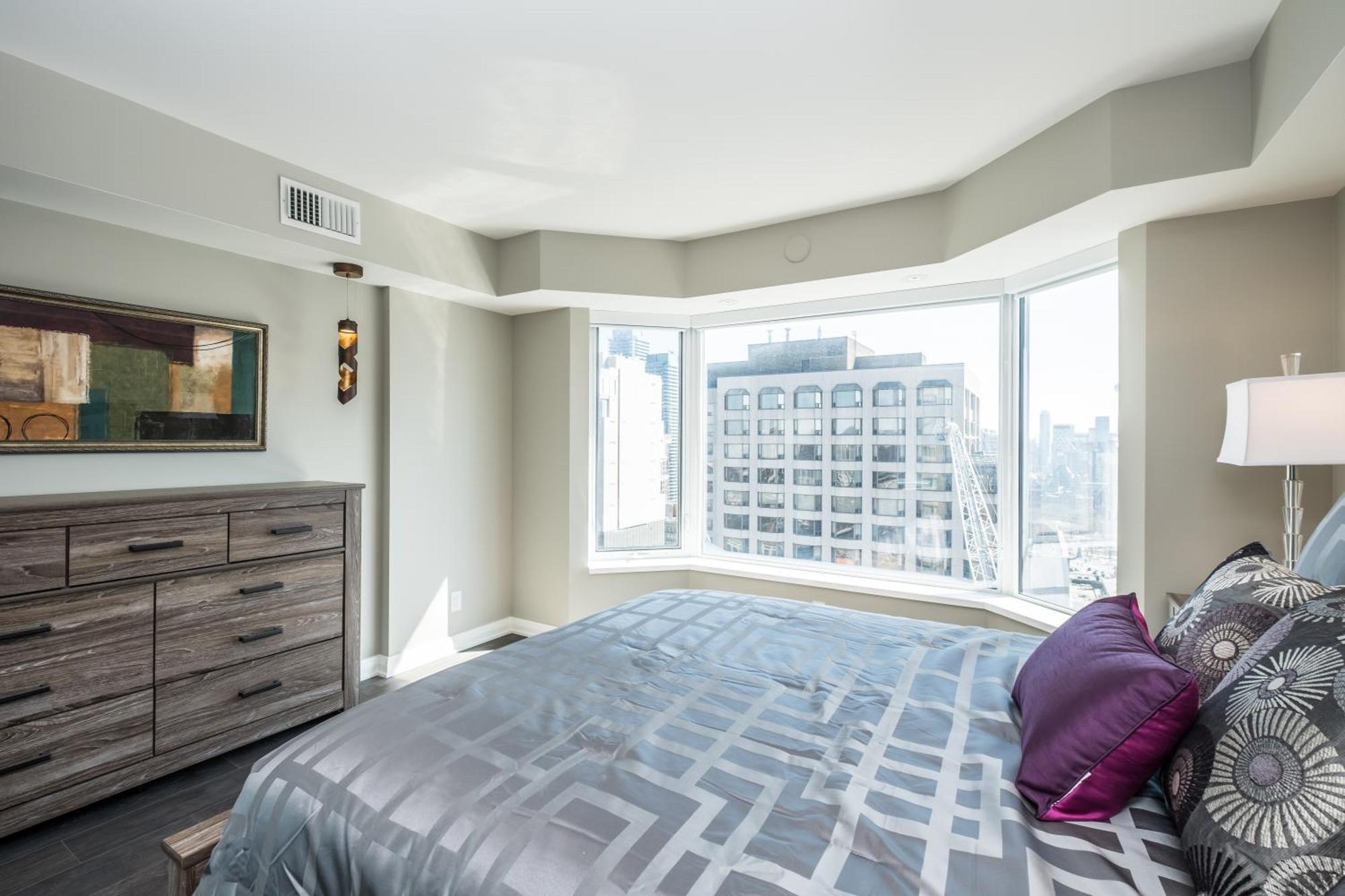 Apartment Premium 2bdrm In Yorkville Toronto