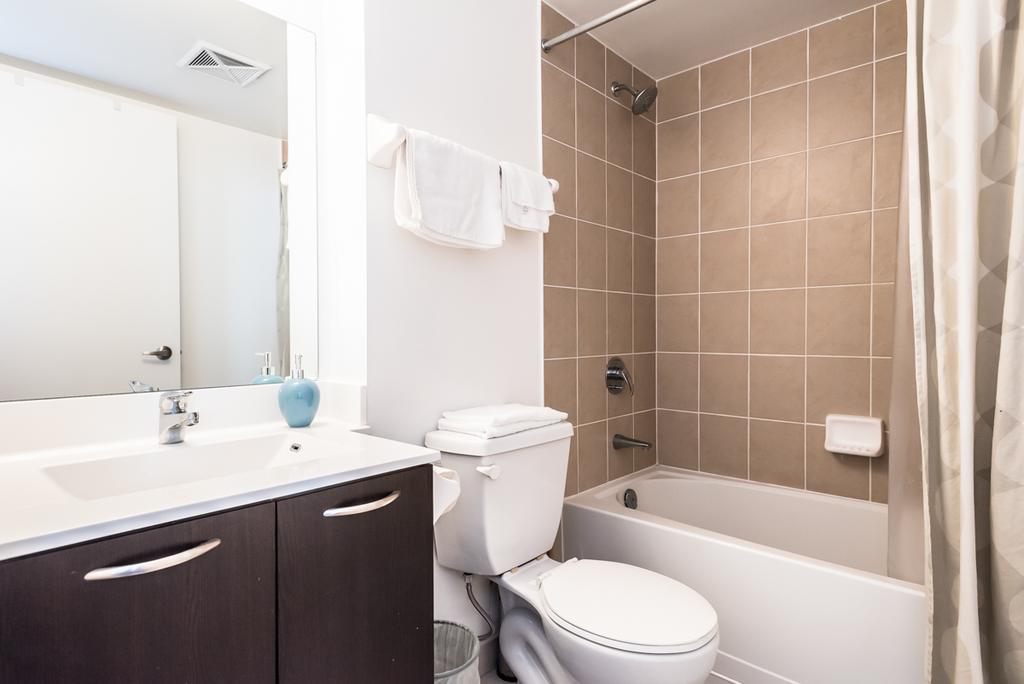 Apartment Near Rogers Centre *
