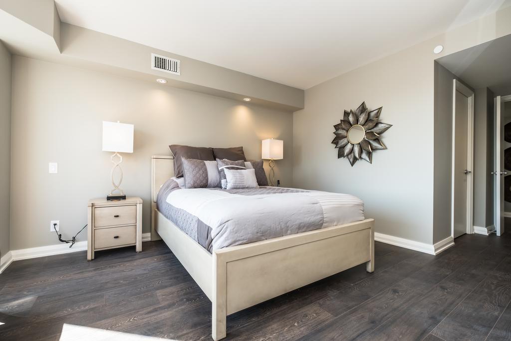 Apartment Premium 2bdrm In Yorkville Toronto