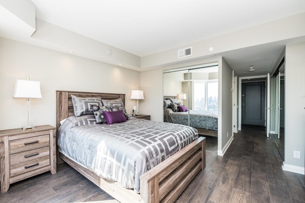 Premium 2bdrm In Yorkville Apartment *