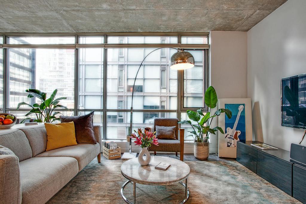 Spacious Corner Downtown Apartment *