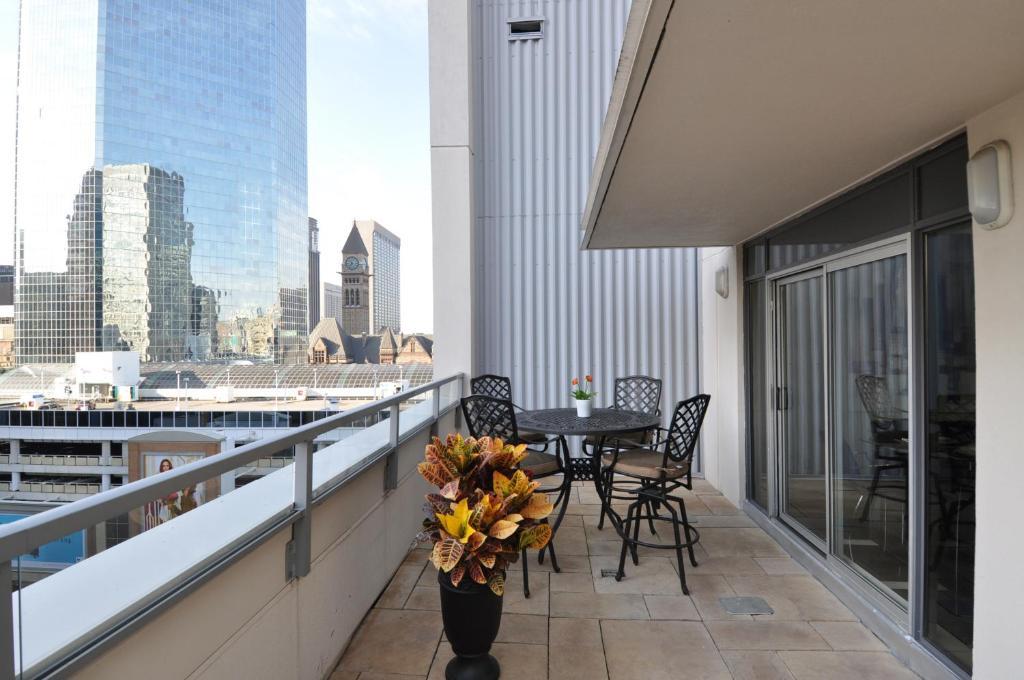 Yonge Furnished Hotel Toronto