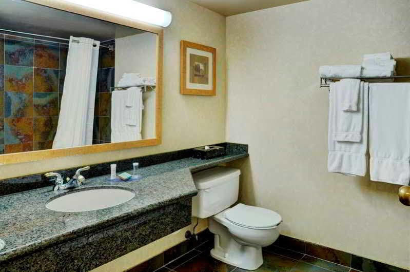 Doubletree By Hilton Airport, On Hotel