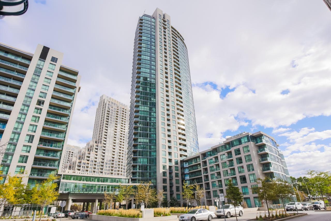 Gorgeous Downtown Oasis With Views & Parking! *