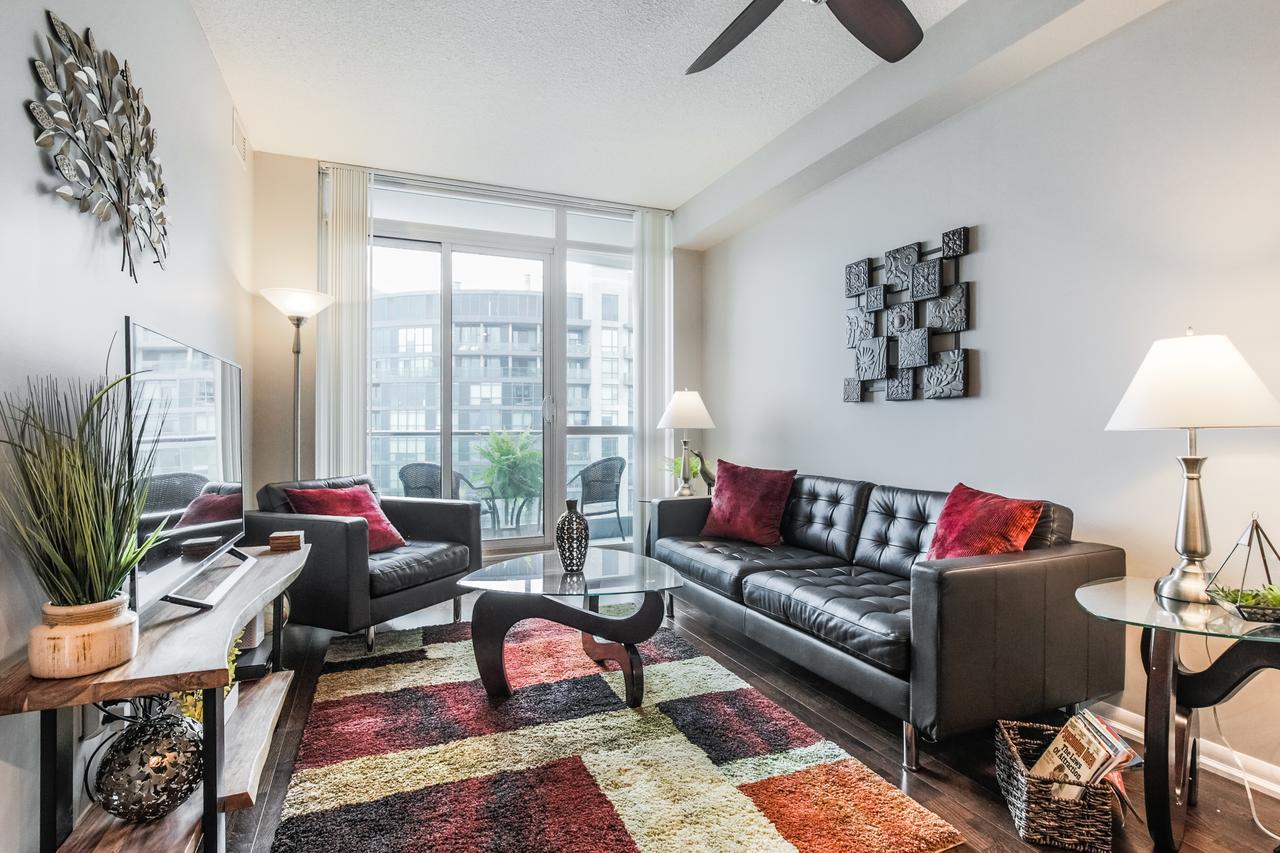 Gorgeous Downtown Oasis With Views & Parking! *