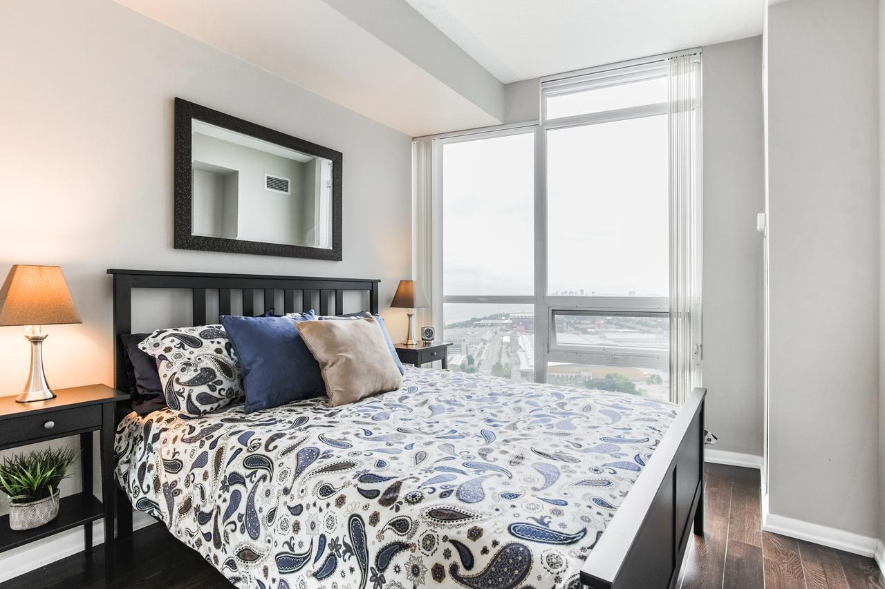 Gorgeous Downtown Oasis With Views & Parking! *