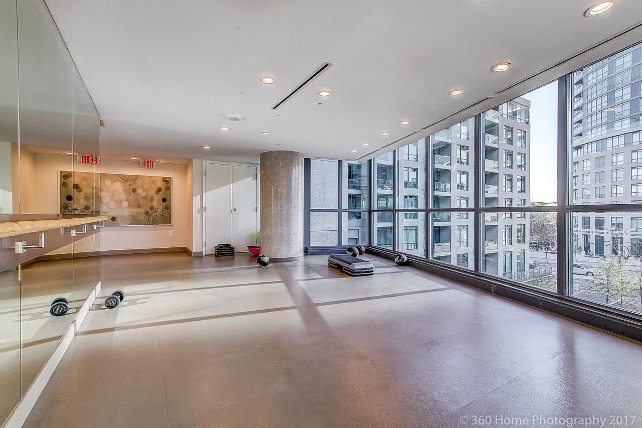 Gorgeous Downtown Oasis With Views & Parking! Apartment