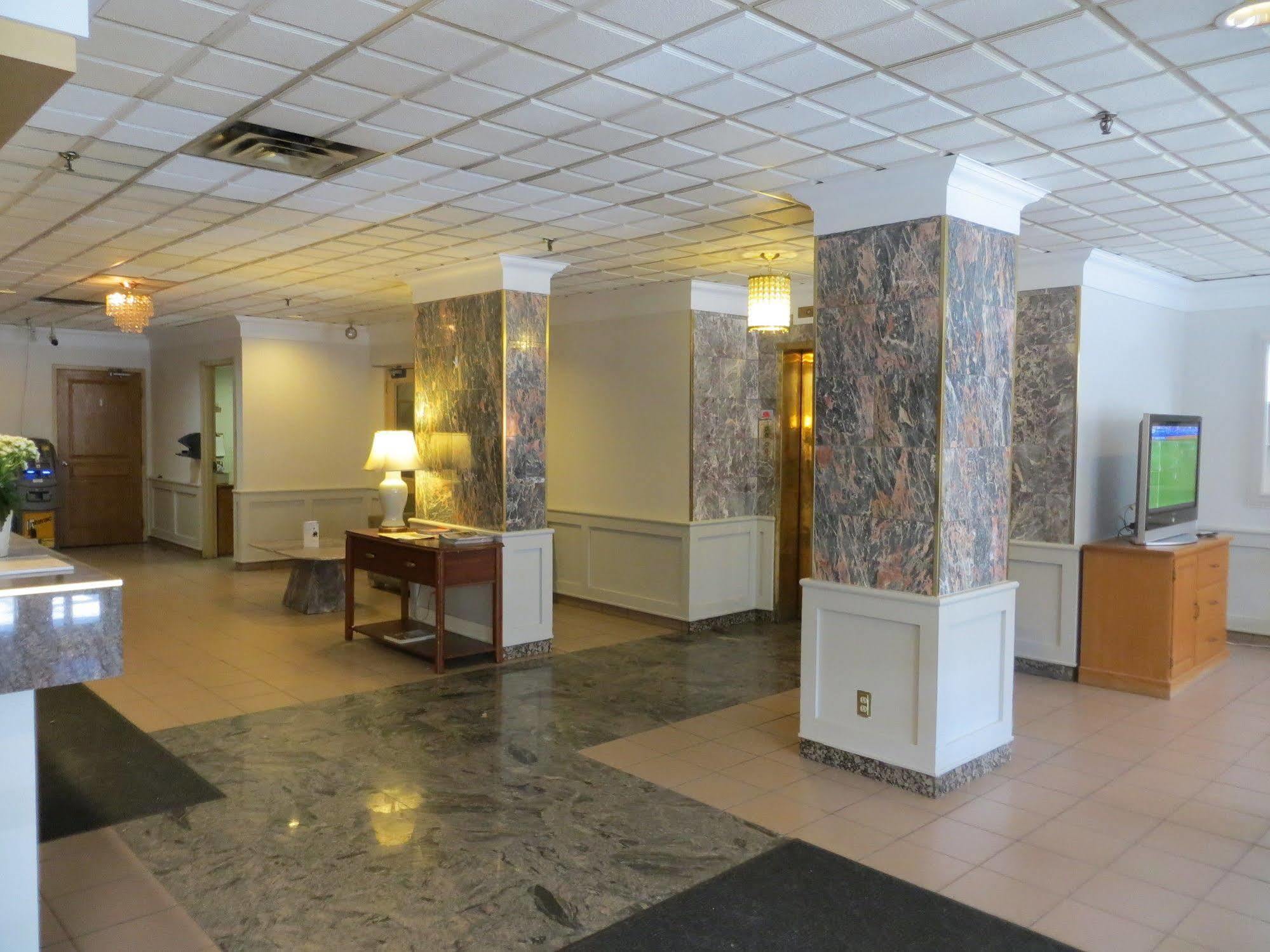 89 Yorkville Hotel 2*