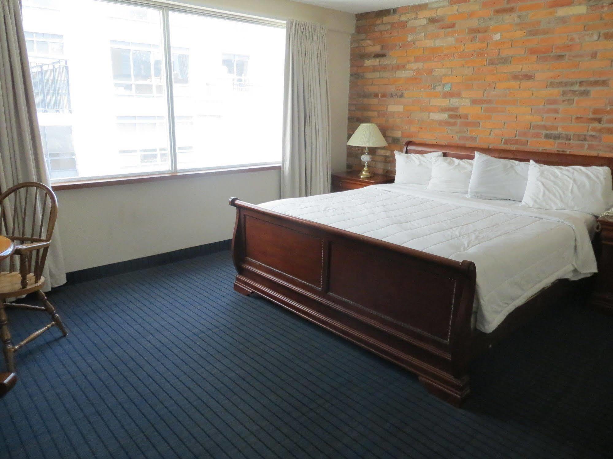 89 Yorkville Hotel 2*