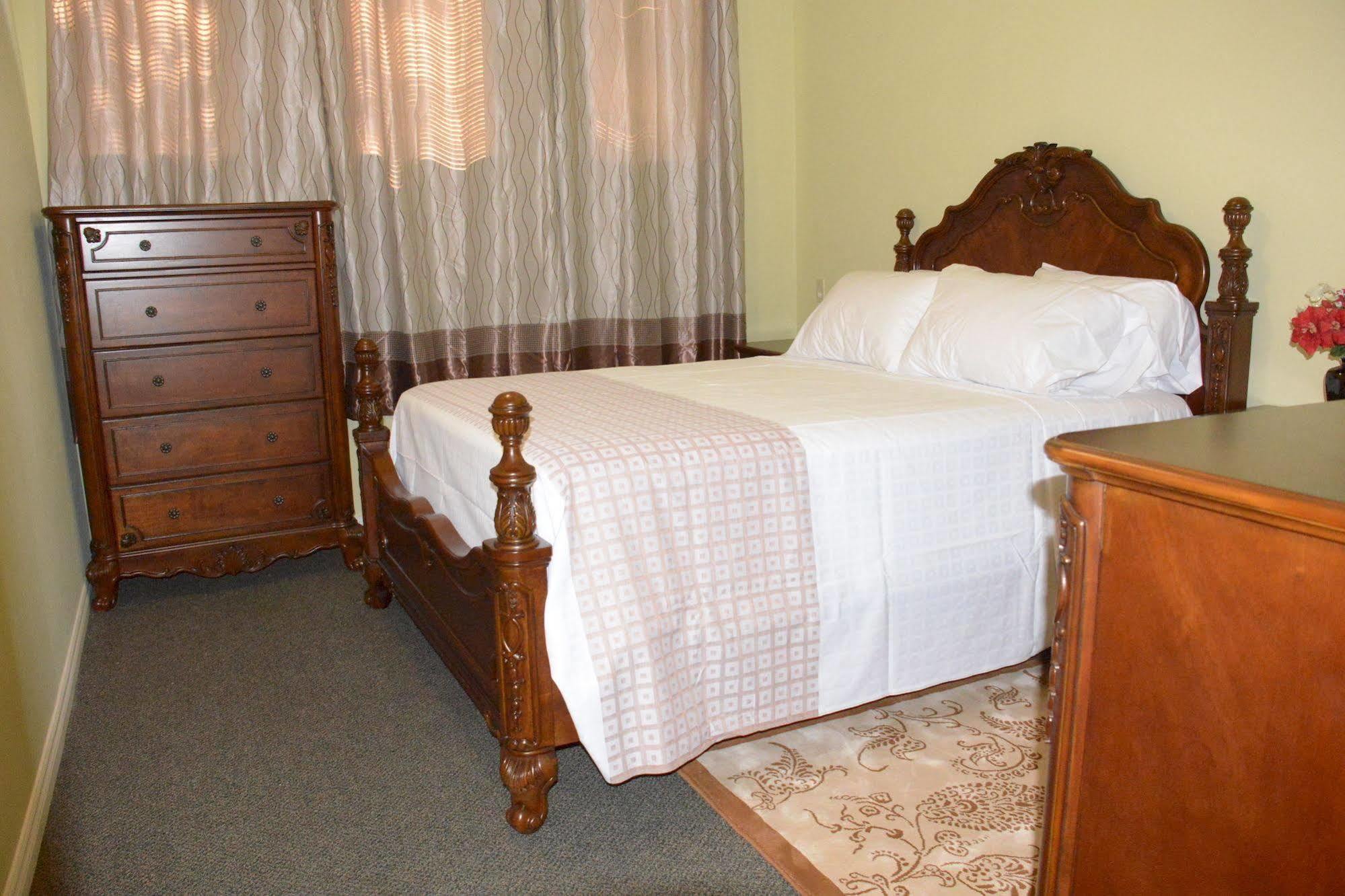 Smile Back B&B Bed & Breakfast Toronto