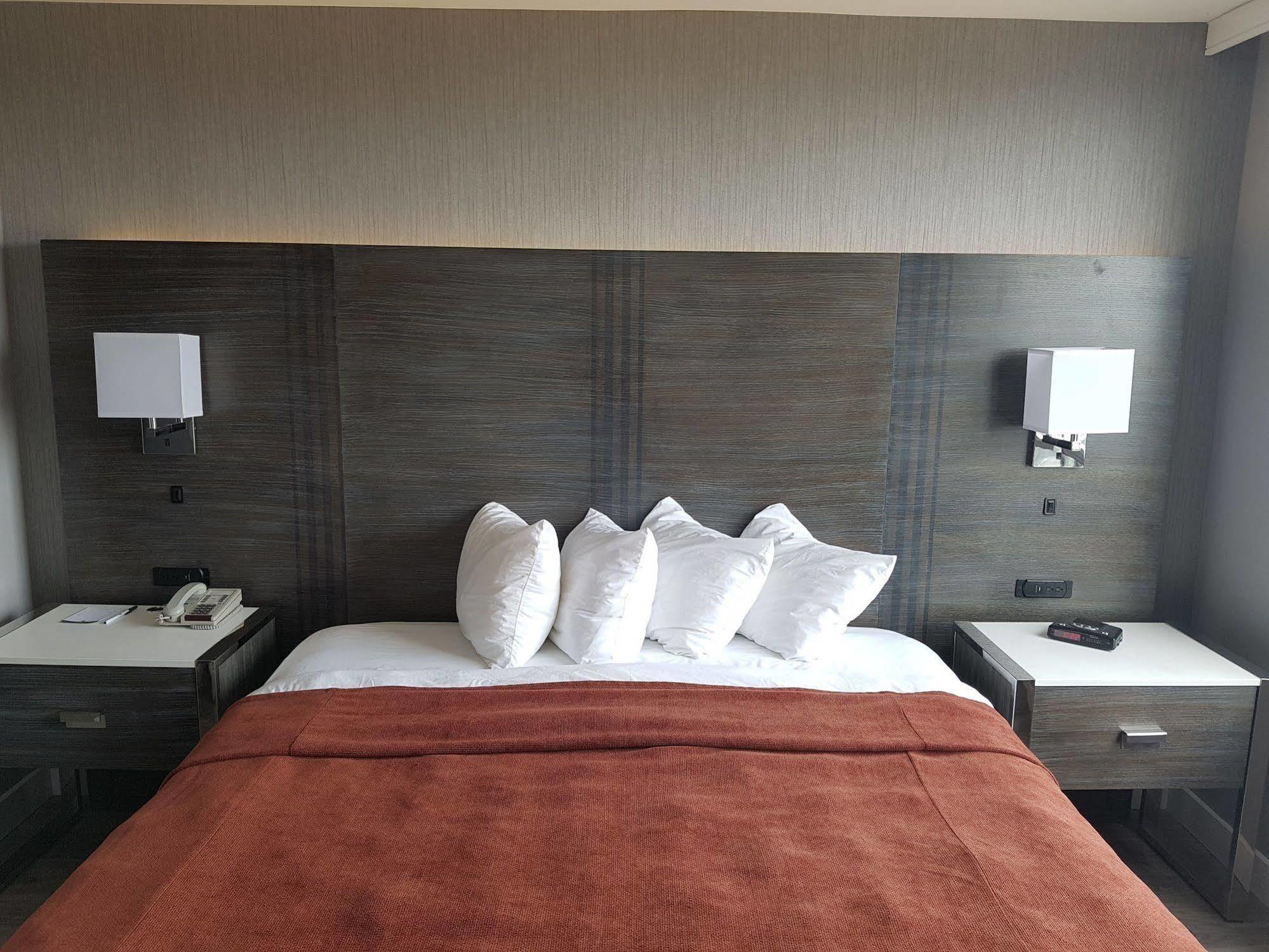 Hotel Embassy By Hilton Airport