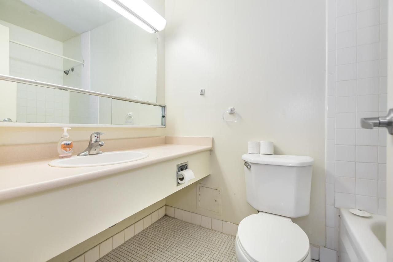 Apartment Toronto Furnished Living-Gerard