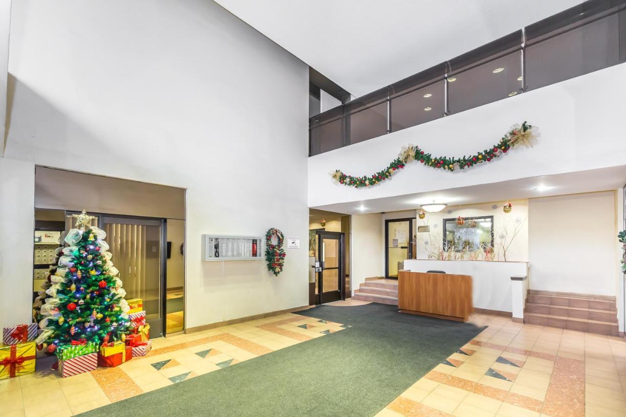Toronto Furnished Living-Gerard *