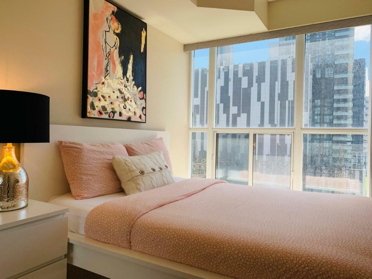 Luxury 3 Bedroom/2 Bathroom With Cn Tower View In The Heart Of Downtown Apartment *