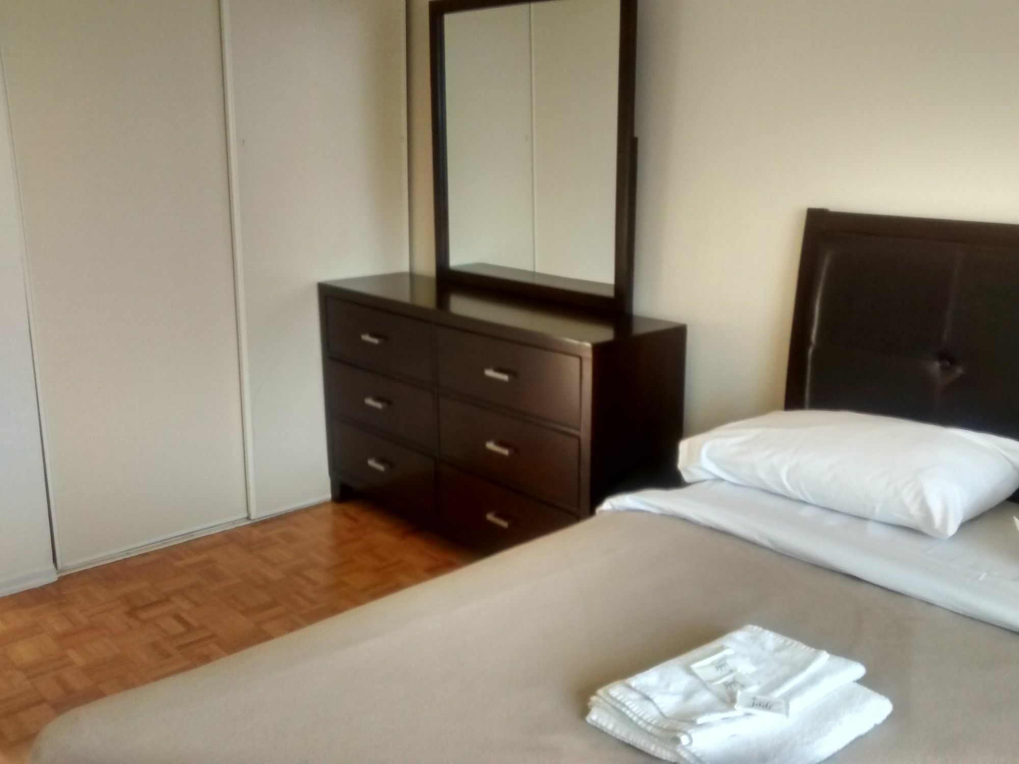 Apartment Toronto Furnished Living-Gerard