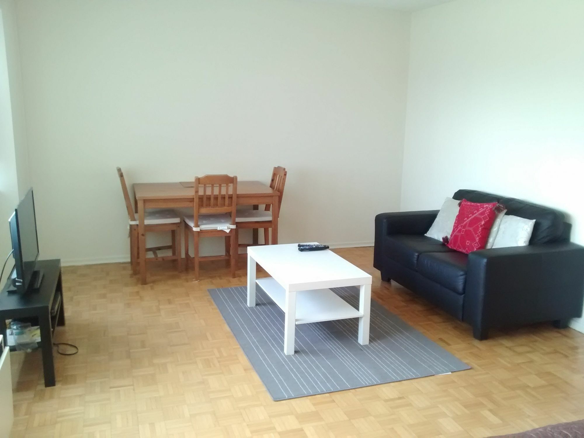 Apartment Toronto Furnished Living-Gerard *