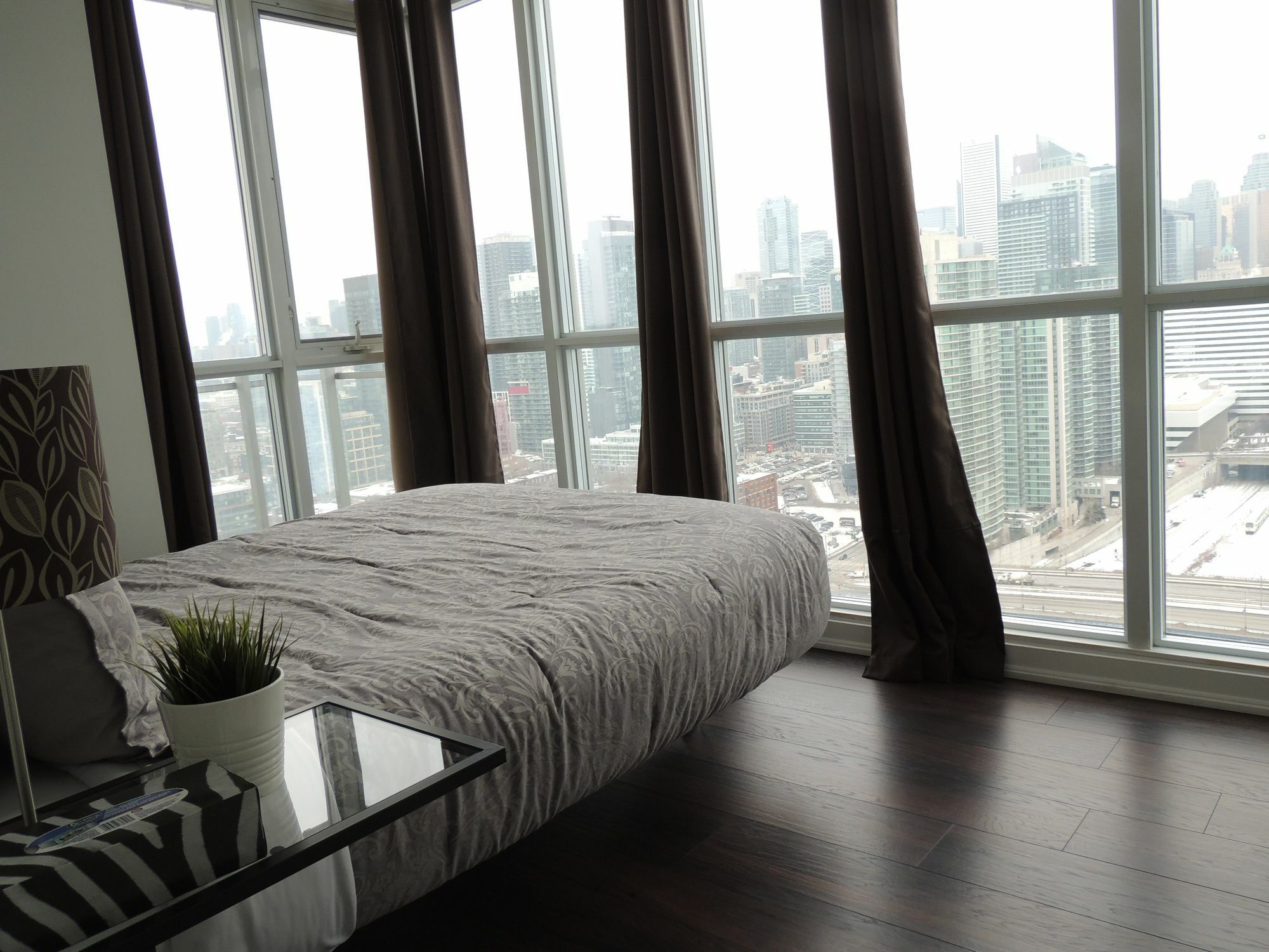 Tvhr - Luxury Condos In Heart Of Downtown Apartment