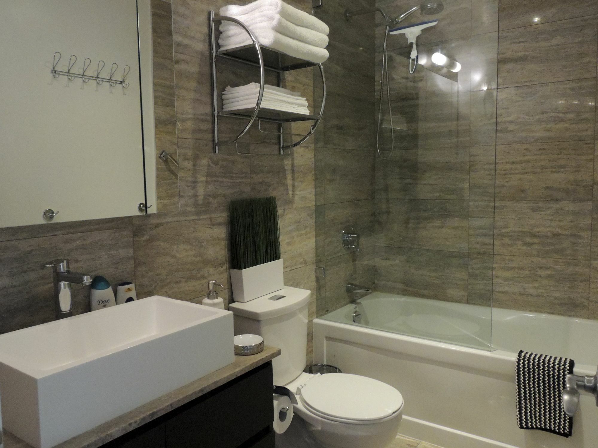 Apartment Tvhr - Luxury Condos In Heart Of Downtown
