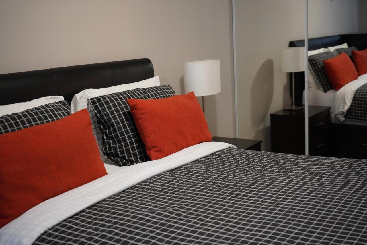 Living Suites - Toronto Convention Centre Apartment