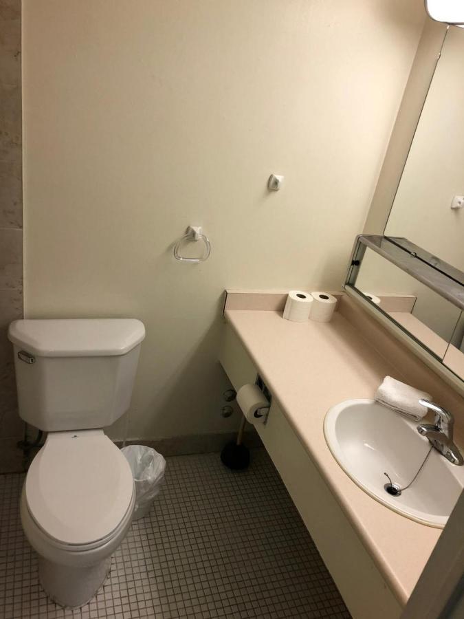 Toronto Furnished Living-Gerard *