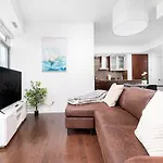 Luxury Condo Downtown Toronto Near Cn Tower With Parking