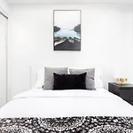 Luxury Condo Downtown Toronto Near Cn Tower With Parking