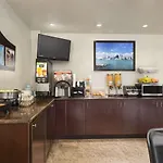 Days Inn By Wyndham Toronto East Lakeview