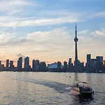 2 Bedroom Toronto Beaches Big Backyard