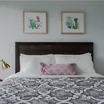 Toronto Downtown Core Two Bedroom Condo With Cn Tower View, Free Parking