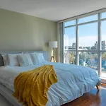 Large 2 Bedrooms Besides Cn Tower