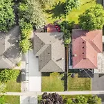 Luxury Villa In Toronto With Walkout Patio And Free Parking