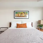 Right By The Lake Downtown Condo, 1 Bedroom, 1 Free Parking