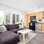 Very Cozy 1Br Townhome Apartment By Lakeshore!
