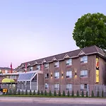 Super 8 By Wyndham Toronto East On