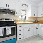 Cheerful 3Bdm Home With Free Parking On Premises