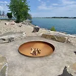 Luxury Lakefront Condo+Free Parking+Pool+Gym+Patio